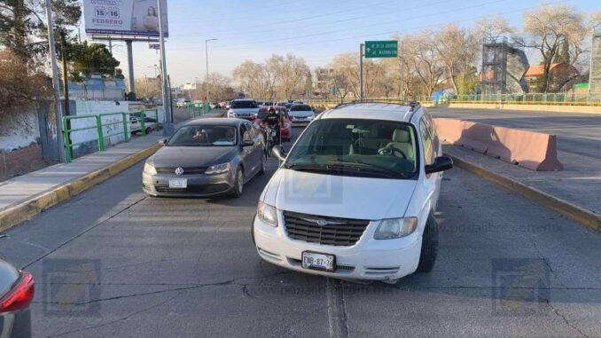 Choque contra camellón en la avenida Cantera genera caos vial