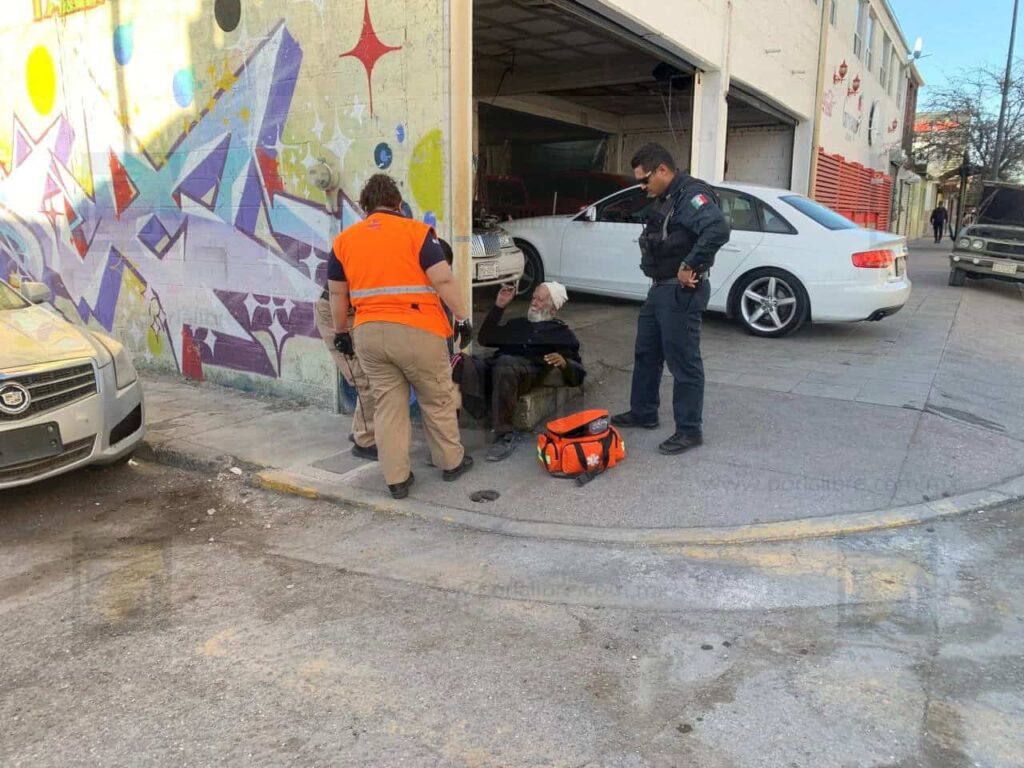Adulto mayor sufre caída y es trasladado a un hospital