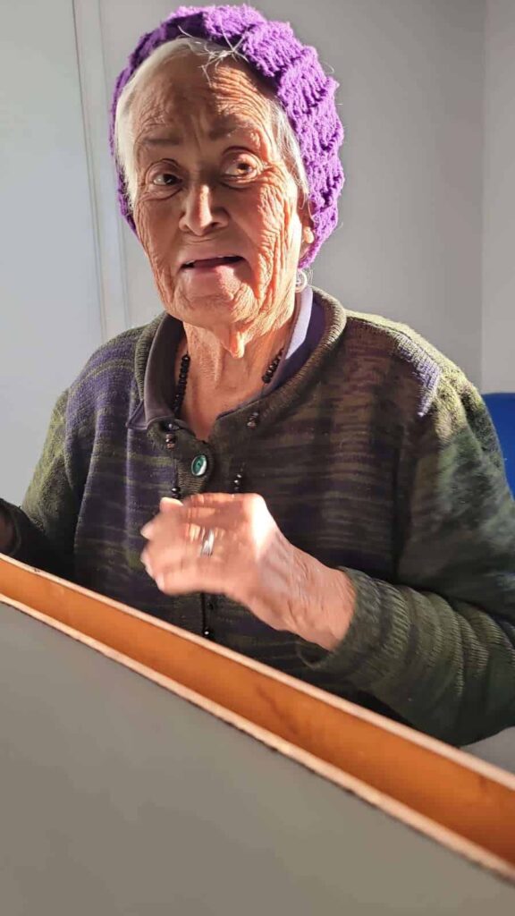 Solicitan apoyo de la comunidad para encontrar a la familia de mujer extraviada