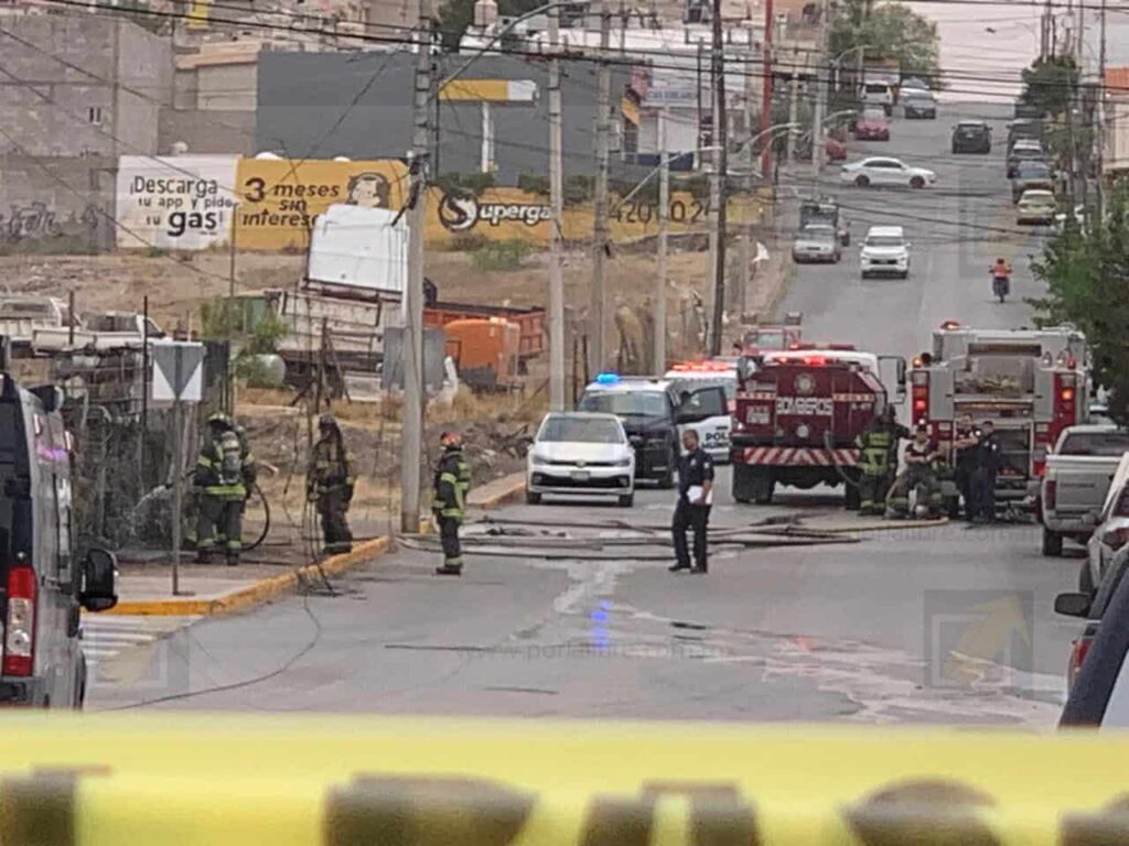 Incendio consume taller, 2 vehículos y dos más con daños; un hombre resulta herido