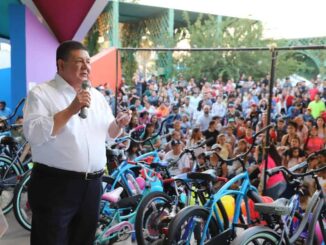 Fiscal César Jáuregui festeja a hijos de trabajadores